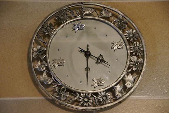 väggklocka gjord i tenn