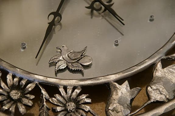 väggklocka gjord i tenn