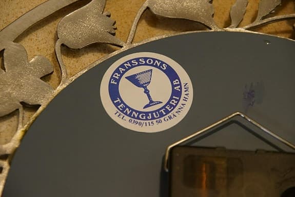 väggklocka gjord i tenn