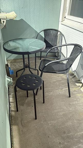 glasbord och stolar säljes