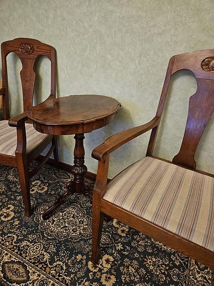 Två "äpple" stolar från tidigare 1900 talet plus sidobord