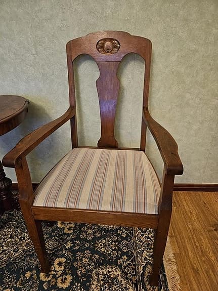 Två "äpple" stolar från tidigare 1900 talet plus sidobord