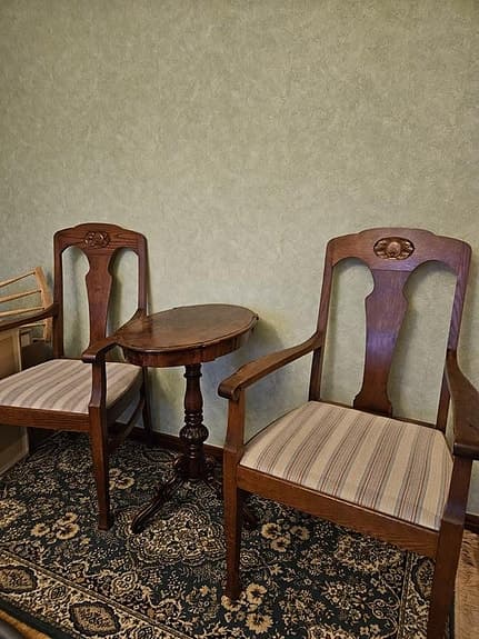 Två "äpple" stolar från tidigare 1900 talet plus sidobord