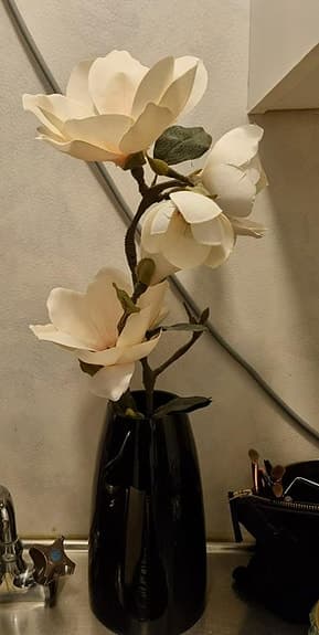 Vas med konstblommor