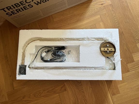 Menu Warren vägglampa i mässing (oanvänd)