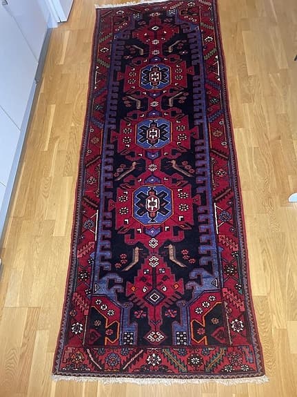 Orientalisk och äkta handknuten gångmatta