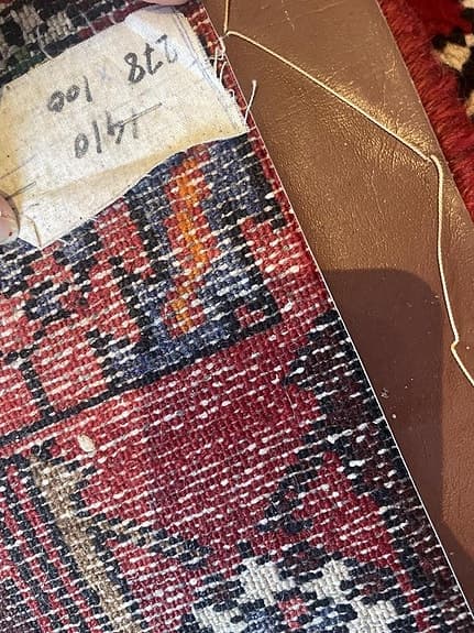 Orientalisk och äkta handknuten gångmatta