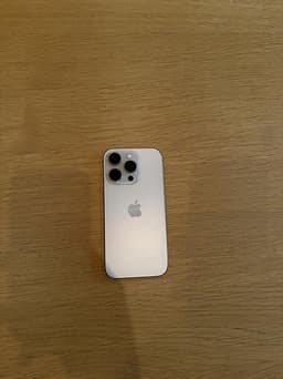 iPhone 16 Pro Sandfärgat titan