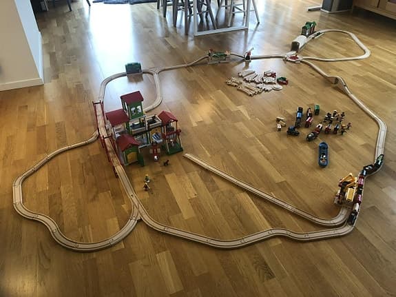 Gigantisk Brio tåg värld med unika tillbehör i kanonskick