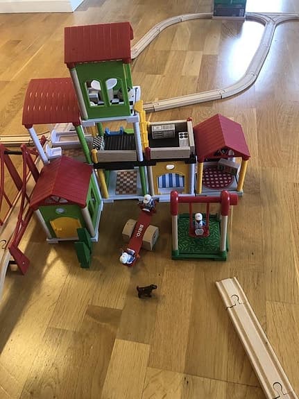 Gigantisk Brio tåg värld med unika tillbehör i kanonskick