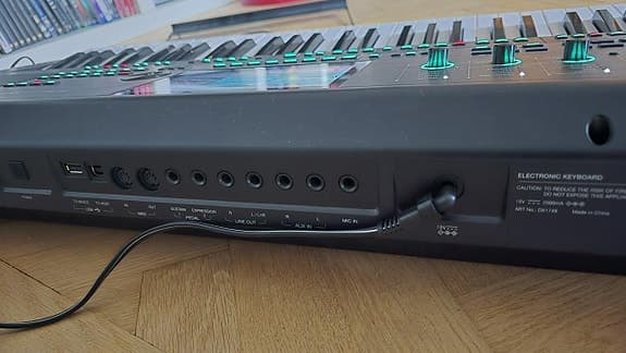 Medeli AKX10 - mycket bra skick, knappt använd!