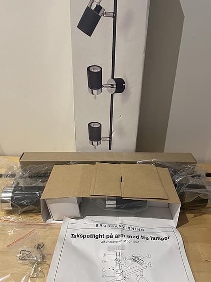 Takspotlight på arm med tre lampor