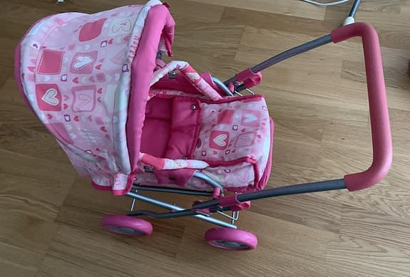 Rosa dockvagn med hjärtan