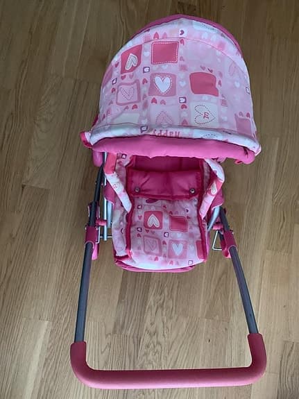 Rosa dockvagn med hjärtan