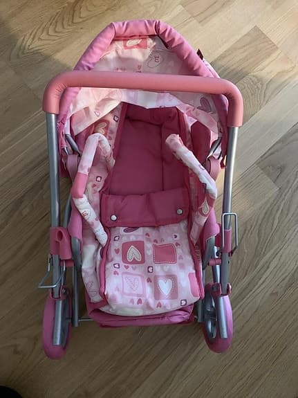 Rosa dockvagn med hjärtan
