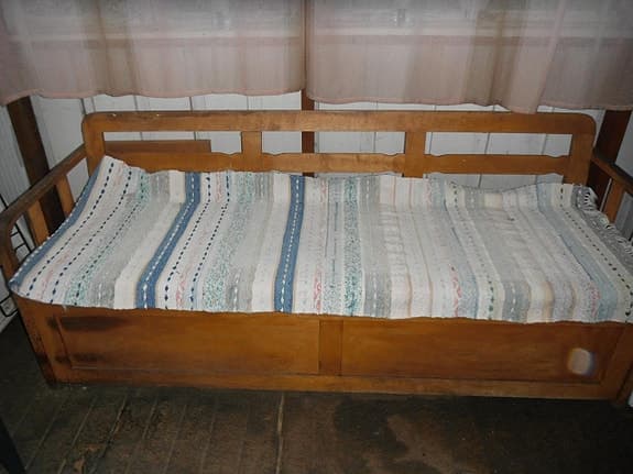 Träsoffa dagbädd med förvaring