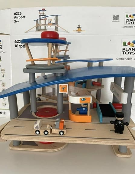 Leksaks flygplats PlanToys inkl figurer o orginalkartong