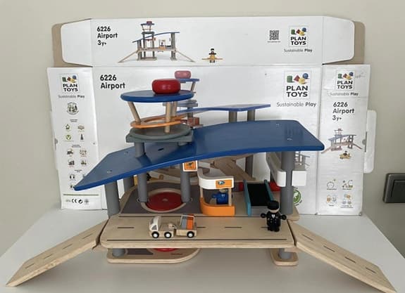 Leksaks flygplats PlanToys inkl figurer o orginalkartong