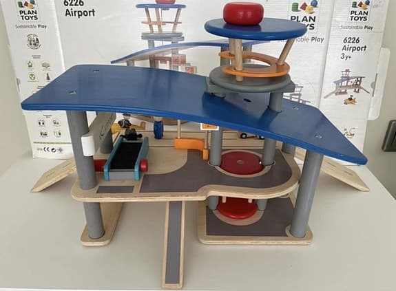 Leksaks flygplats PlanToys inkl figurer o orginalkartong