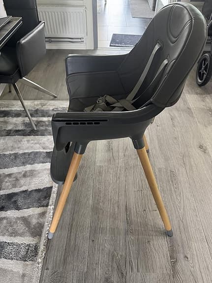 Snygg och stabil barnstol – i mycket bra skick