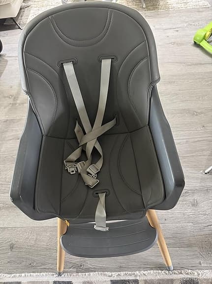 Snygg och stabil barnstol – i mycket bra skick