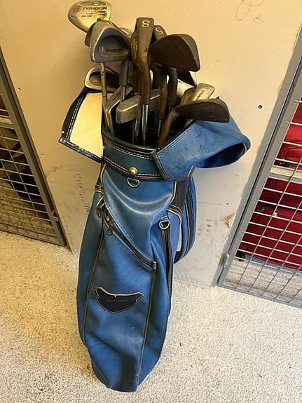 Golfbag med 17 st klubbor