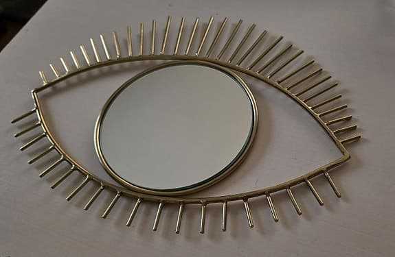 Unik spegel gyllene öga att hänga på väggen.