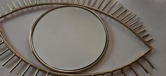 Unik spegel gyllene öga att hänga på väggen.