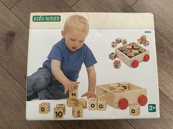 NY! Kids-Wood vagn med bokstavsklossar - klossar i trä