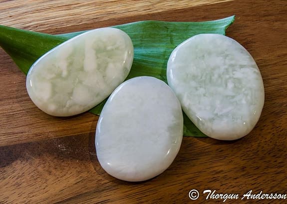 2 fina Serpentin/New Jade kristaller palmstone newage wicca.