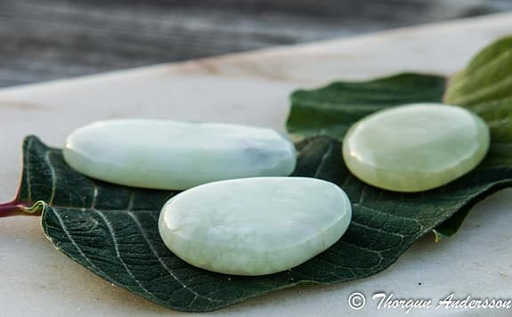 2 fina Serpentin/New Jade kristaller palmstone newage wicca.