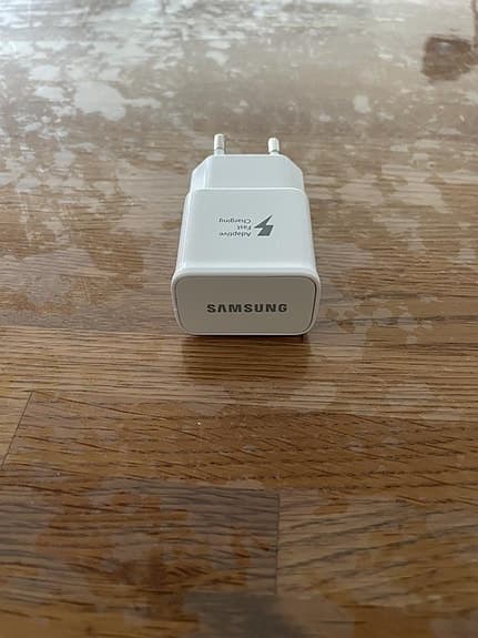 Original laddhuvuden från Apple och Samsung