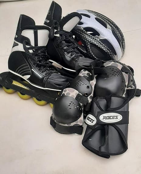 Rullskridskor/rollerblades med skyddset och hjälm