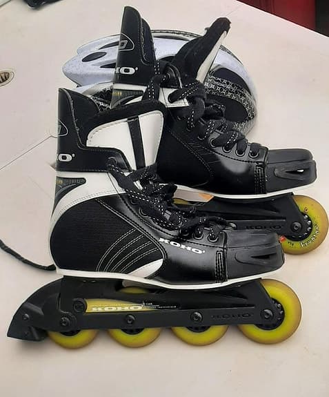 Rullskridskor/rollerblades med skyddset och hjälm