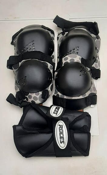 Rullskridskor/rollerblades med skyddset och hjälm