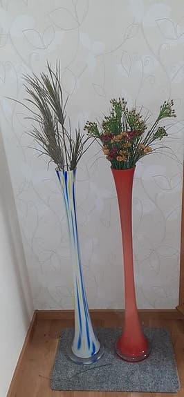 Höga, smala vaser av glas