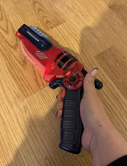 Leksaksvapen – futuristisk lasersabel/blaster