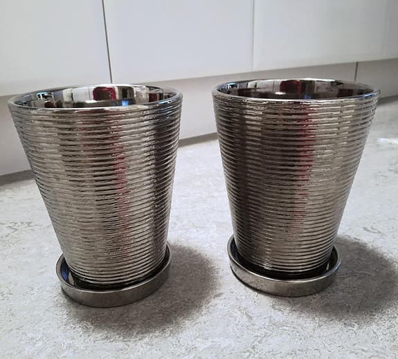 Säljer 2st krom/ silver färgade keramik krukor. Nytt. 20×15cm