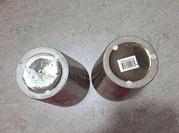 Säljer 2st krom/ silver färgade keramik krukor. Nytt. 20×15cm