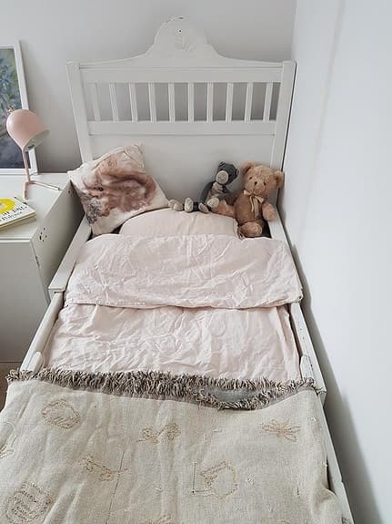 Vacker växasäng/barnsäng i trä
