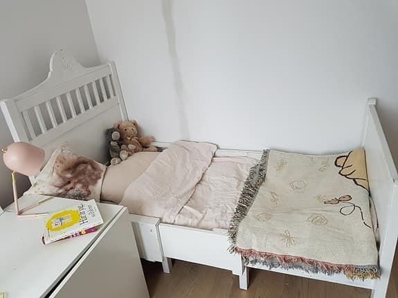 Vacker växasäng/barnsäng i trä