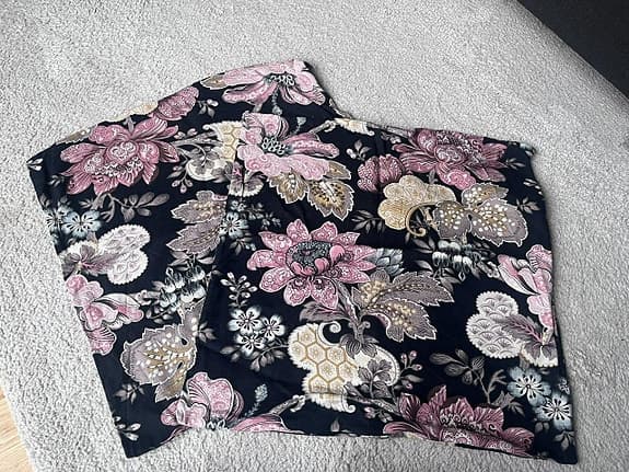 Två fina kuddöverdrag till prydnadskuddar H&M home