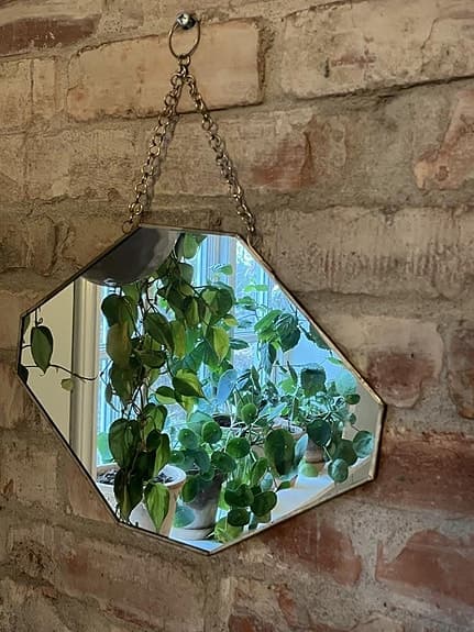 Spegel med kedja i gammeldags stil med förgylld kant