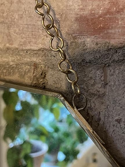 Spegel med kedja i gammeldags stil med förgylld kant