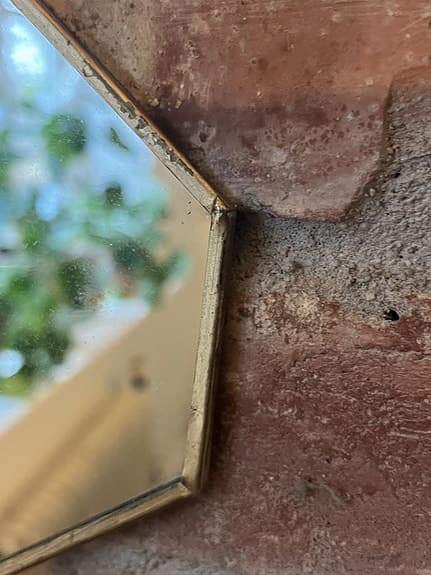 Spegel med kedja i gammeldags stil med förgylld kant