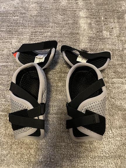 CCM Armbågsskydd domare ishockey