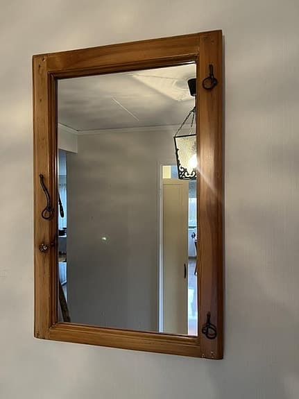 spegel tillverkat av gammalt fönster