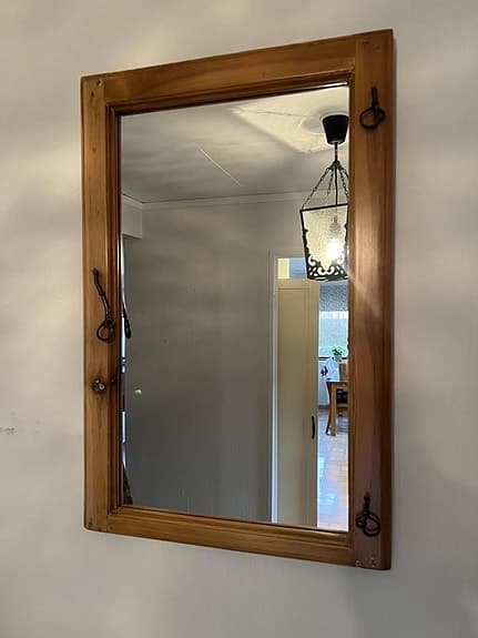 spegel tillverkat av gammalt fönster