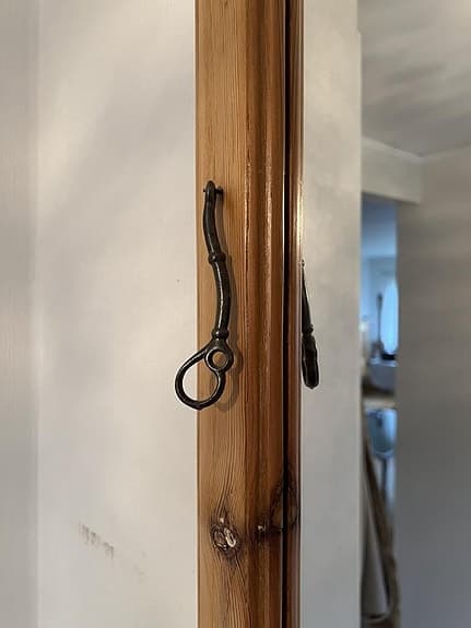 spegel tillverkat av gammalt fönster