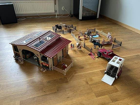Schleich hästgård med stall, hästar och tillbehör